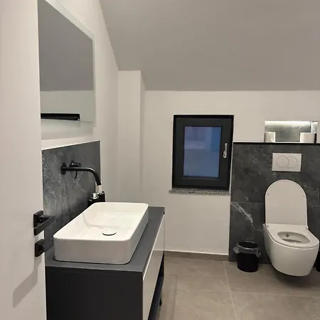 Kulla Emini 2025 Ξενοδοχείο Βαλμπόνα