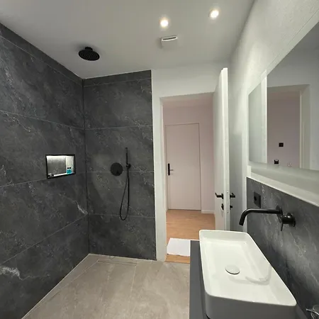 Kulla Emini 2025 * 瓦勒博内